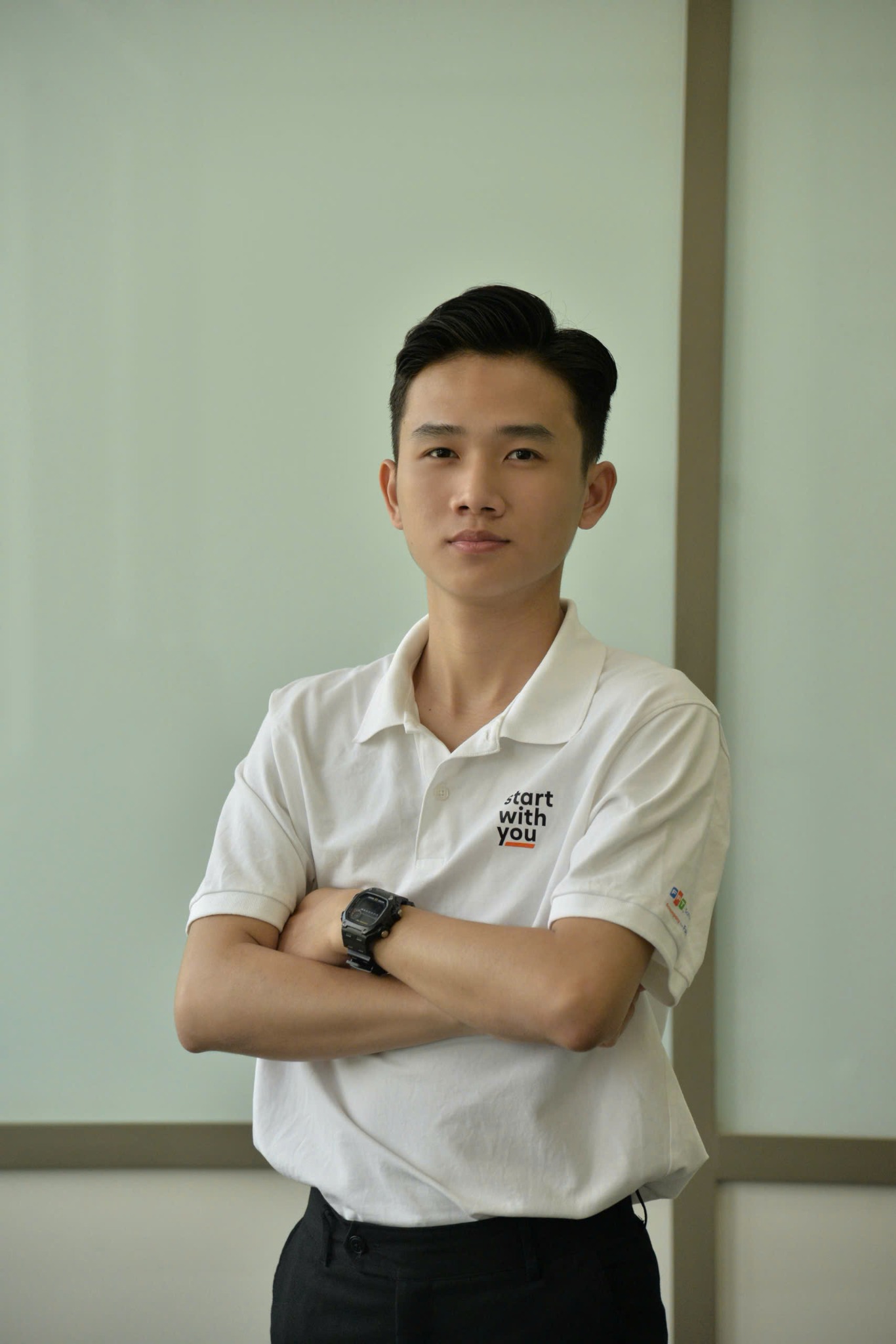 Chân dung Nguyễn Thanh Tùng trong áo polo trắng